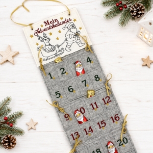 Stickdatei-ITH-Adventskalender-Rentierschlitten-mit-Krtchen-zum-Ausdrucken