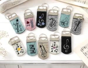Stickdatei-Musik-Schlsselanhnger--SET-mit-Klavier-Geige-Noten-Notenschlssel-