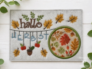 Stickdatei-Herbst-Mugrug-Untersetzer-Hallo-Herbst-13x18cm