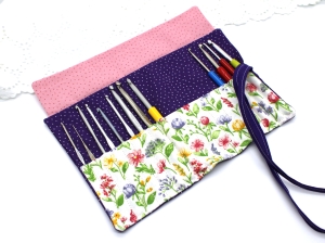 Stickdatei-ITH-Rollenetui-Hkelnadel---mehrere-Gren-ab-15x25cm