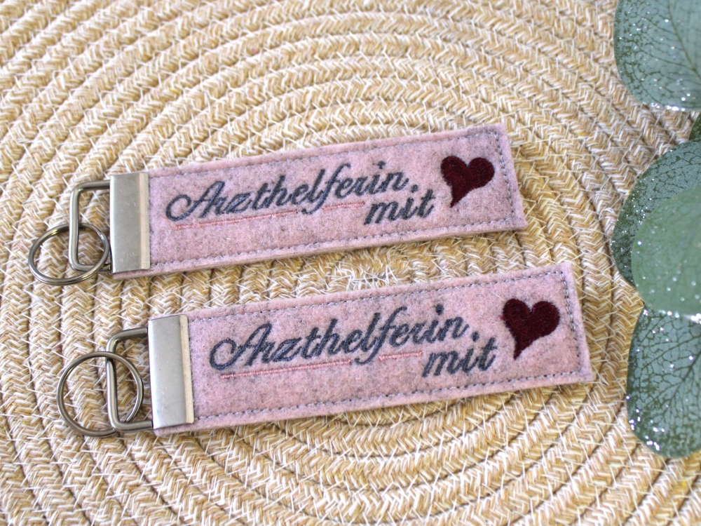 Bild 1 von Stickdatei ITH Schlüsselanhänger Berufe Personen Koch Arzt Chef Trainer Freundin