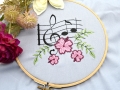 Bild 4 von Stickdatei Musik Noten mit Hibiskusblüten verschiedene Größen