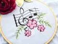 Bild 1 von Stickdatei Musik Noten mit Hibiskusblüten verschiedene Größen